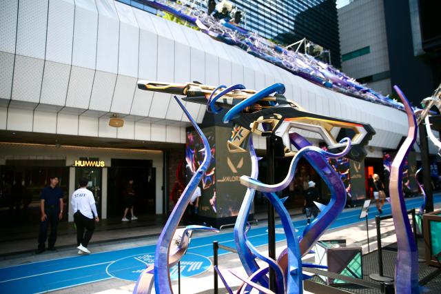 A sculpture of the in-game weapon at the 2024 Valorant Champions Seoul pop-up event at COEX Millennium Plaza in Seoul on Aug 19 2024 AJU PRESS Han Jun-gu