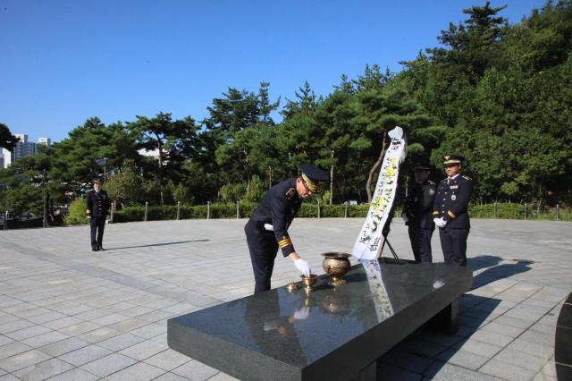 모상묘 청장은 첫 공식 일정으로 목포 현충공원과 안병하공원을 찾아 참배하며 순국선열과 518 순직경찰관들의 숭고한 넋을 기렸다사진전남경찰청