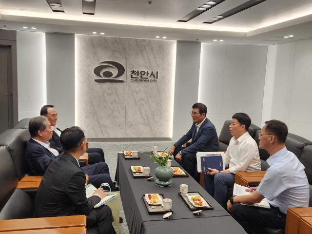 이상익 함평군수가 천안시청을 방문해 박상돈 천안시장 및 정재택 종축장이전개발범천안시민추진위원장과 면담을  이주민 지원대책을 심도 있게 논의했다사진함평군