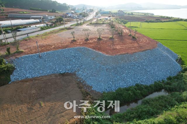 신안군 지도읍과 임자면의 관문인 지도읍 도로변 농지에 공사장에서 발생한 토석을 무더기로 쌓아놨다사진김옥현 기자