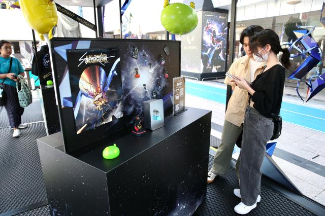 Visitors join a mobile event at the 2024 Valorant Champions Seoul pop-up event at COEX Millennium Plaza in Seoul on Aug 19 2024 AJU PRESS Han Jun-gu