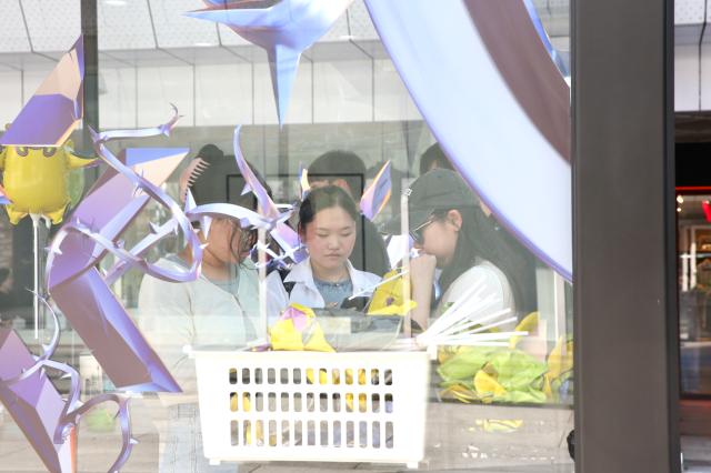 Visitors blow up balloons shaped like game characters at the 2024 Valorant Champions Seoul pop-up event at COEX Millennium Plaza in Seoul on Aug 19 2024 AJU PRESS Han Jun-gu