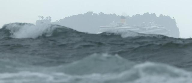 Strong waves crash against the coast of Seogwipo in Jeju Island as the 9th typhoon of the season Jongdari moves northward on Tuesday Yonhap