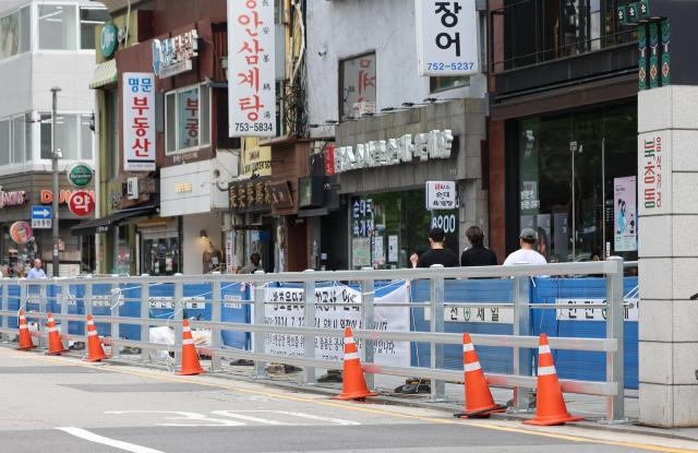 24일 오후 서울 시청역 역주행 사고 현장에 방호 울타리가 설치돼 있다 사진연합뉴스  