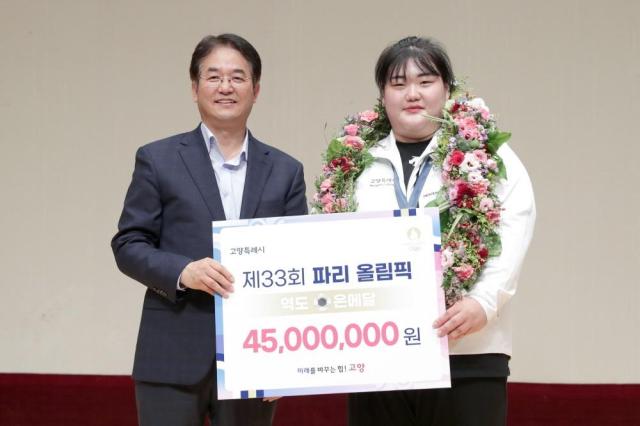 고양특례시시장 이동환가 20일 2024 파리 올림픽 역도에서 은메달 획득에 성공한 박혜정 선수를 위한 환영식을 열고 포상금을 지급했다

이동환 시장은 이날 고양시청 문예회관에서 열린 환영식에서 파리 올림픽에서 참가해 은메달을 따낸 박혜정 선수를 격려하고 2028 LA 올림픽에서의 금메달 도전을 응원했다