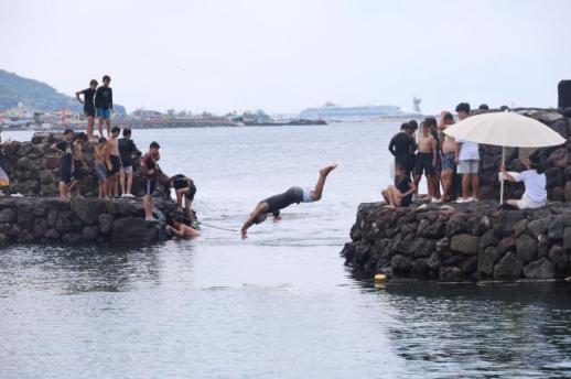  Safety warning issued for vacationers seeking Instagram-worthy photos in Jeju