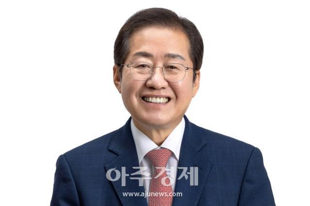 홍준표 대구시장은 20일 경북도가 제시한 주민투표 실시안에 대해 경북도가 뜬금없이 주민투표하자고 들고나왔다며 이제 와서 주민투표 들고나오는 것은 하지 말자는 것이다고 했다 사진대구시