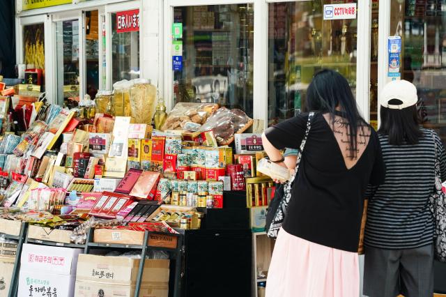 Tourists browse goods at a specialty shop in Namdaemun Market central Seoul Aug 20 2024 AJU PRESS Park Jong-hyeok