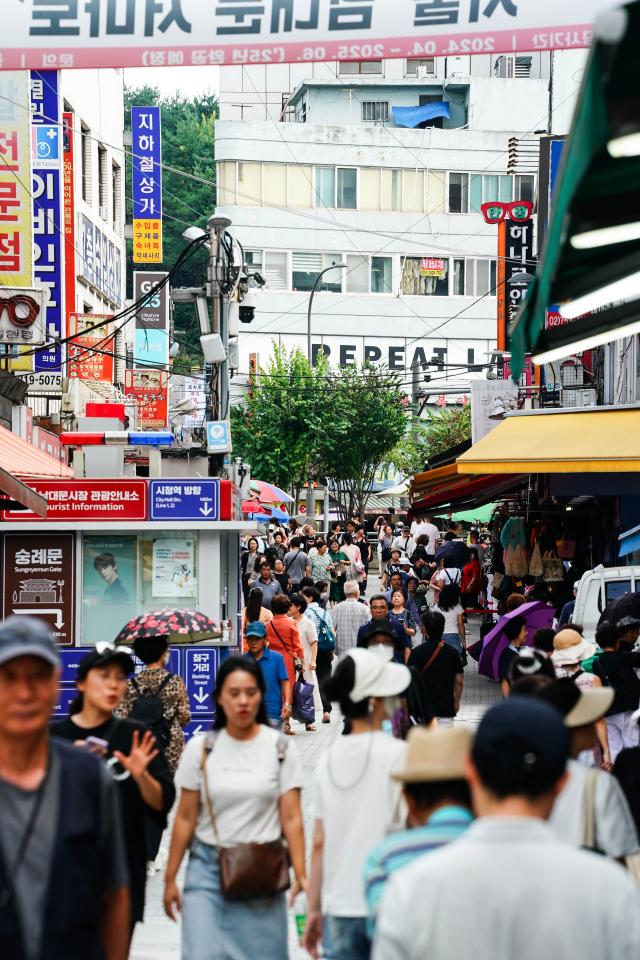 Crowds throng the streets of Namdaemun Market in central Seoul on Aug 20 2024 AJU PRESS Park Jong-hyeok