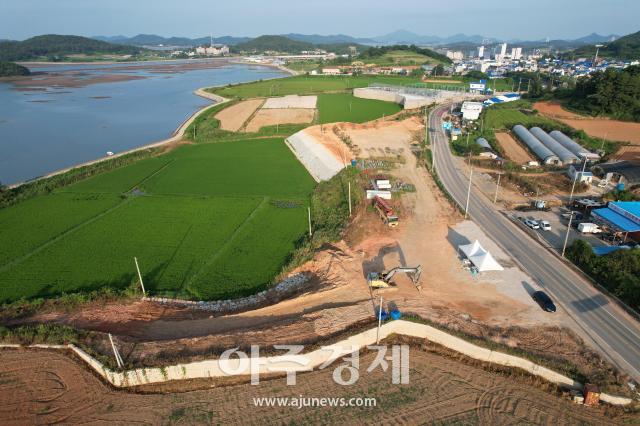 증도면과 임자면을 드나드는 지도읍 진입로 국도 24호선 인접한 농지에 최근 버젓이 무단으로 암석 등을 매립하면서 주민 반발을 샀다사진김옥현 기자