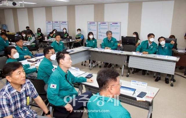 20일 당진시청 종합상황실을 방문한 당진시의회 의원들 사진당진시의회