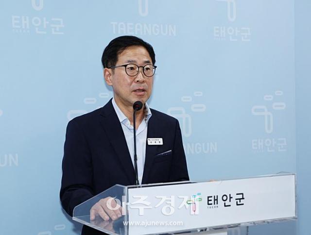 21일 충남 태안군청 브리핑실에서 정례브리핑 중인 이계명 먹거리유통과장 사진태안군