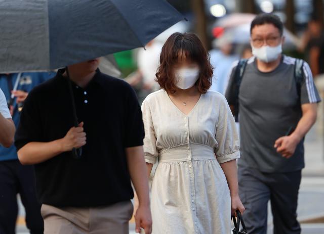 코로나19 확산세가 거세지고 있는 19일 오후 서울 세종로사거리 인근에서 마스크를 쓴 시민이 횡단보도를 건너고 있다사진연합뉴스