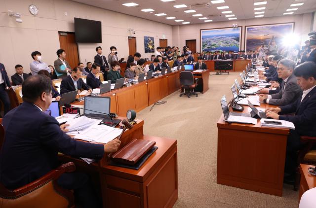 맹성규 국회 국토교통위원회 위원장이 21일 국회에서 열린 전체회의에서 의사봉을 두드리고 있다 사진연합뉴스