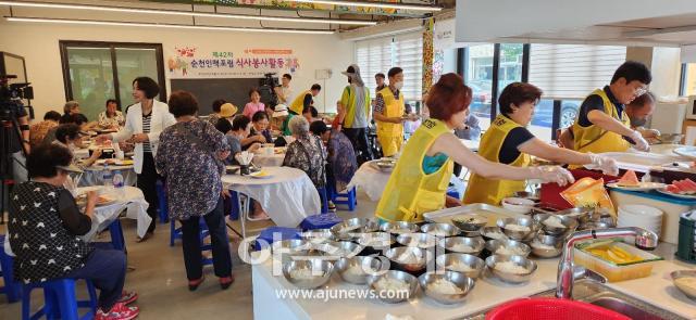 순천인맥포럼 회원들은 우리쌀로 만든 국수 300인분을 직접 요리해 어르신들께 대접하며 따뜻한 온정을 나누었다 사진박기현 기자