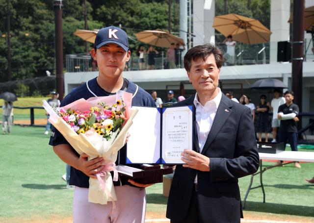 안병구 밀양시장오른쪽이 제58회 대통령기 전국대학야구대회 MVP를 수상한 노경민 선수와 기념 촬영을 하고 있다사진밀양시