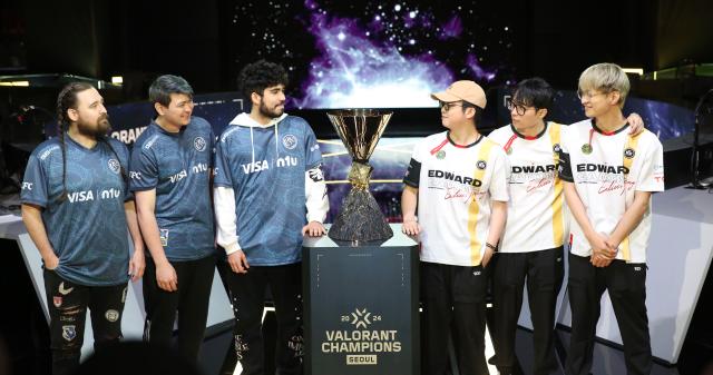 Members of the finalist teams Leviatán and Edward Gaming pose with the trophy at the media day ahead of the 2024 Valorant Champions Seoul finals series at LoL Park in Seoul on Aug 21 AJU PRESS Han Jun-gu