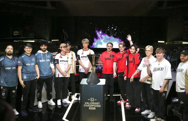 Players from the finalist teams pose for a commemorative photo at the media day before the 2024 Valorant Champions Seoul finals series at LoL Park in Seoul on Aug 21 AJU PRESS Han Jun-gu