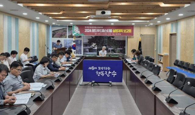 장수군이 21일 RED FOOD 페스티벌제18회 장수 한우랑 사과랑 축제의 성공적인 개최를 위한 부서별 소관업무 추진상황 보고회를 갖고 있다사진장수군