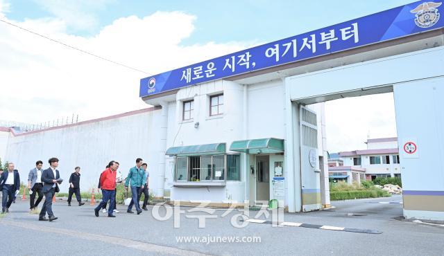 대구시 홍준표 시장은 21일 대구교도소 후적지를 방문해 후적지 개발 현황 및 우선활용 방안에 대한 설명을 최재훈 달성군수에게 청취하고 현장을 점검했다 사진대구시