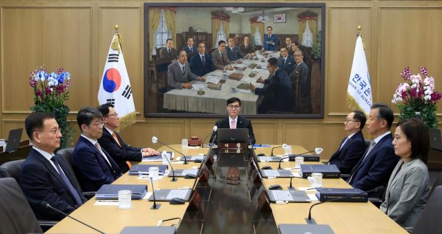 이창용 한국은행 총재가운데가 22일 서울 중구 한국은행 본부에서 열린 금융통화위원회를 주재하고 있다 사진한국은행