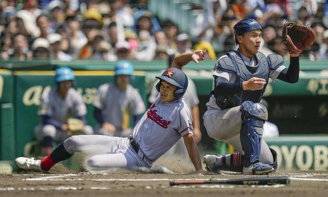 Kyoto International High School runner Haruto Sawada comes home in the top of the 6th inning on Aug 21 during the Koshien semifinal Yonhap