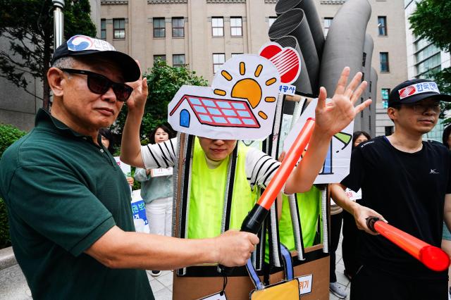 Members of Solutions for Our Climate perform a demonstration advocating for renewable energy choice in front of Korea Electric Power Corps Seoul headquarters in Jung-gu Seoul Aug 22 2024 AJU PRESS Park Jong-hyeok