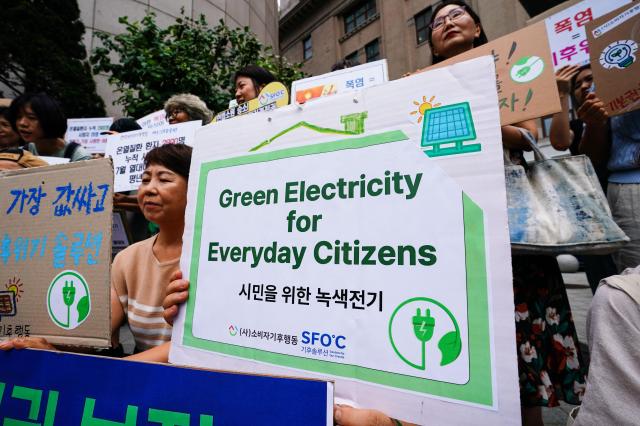 Members of Solutions for Our Climate hold signs about renewable energy in front of Korea Electric Power Corps Seoul headquarters in Jung-gu Seoul Aug 22 2024 AJU PRESS Park Jong-hyeok