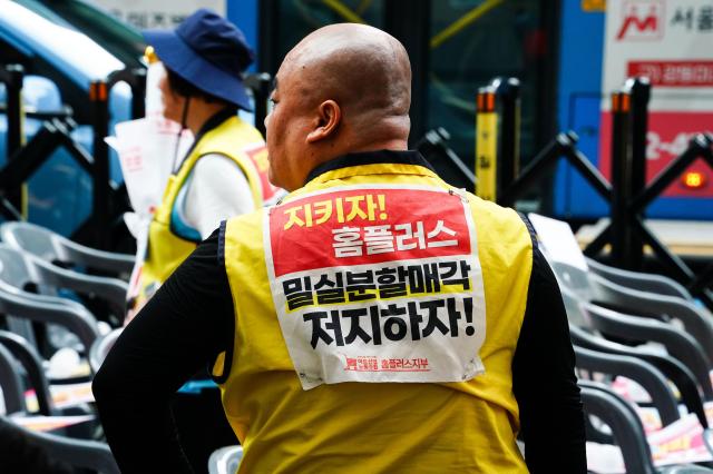 A Homeplus union official prepares for a protest outside MBK Partners headquarters in Jongno Seoul Aug 22 2024 AJU PRESS Park Jong-hyeok