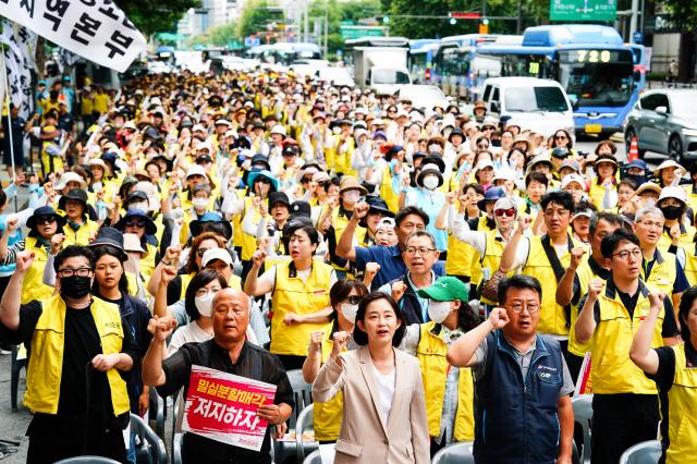 Demonstrators shout slogans during a protest against Homeplus split-sale outside MBK Partners headquarters in Jongno Seoul Aug 22 2024 AJU PRESS Park Jong-hyeok