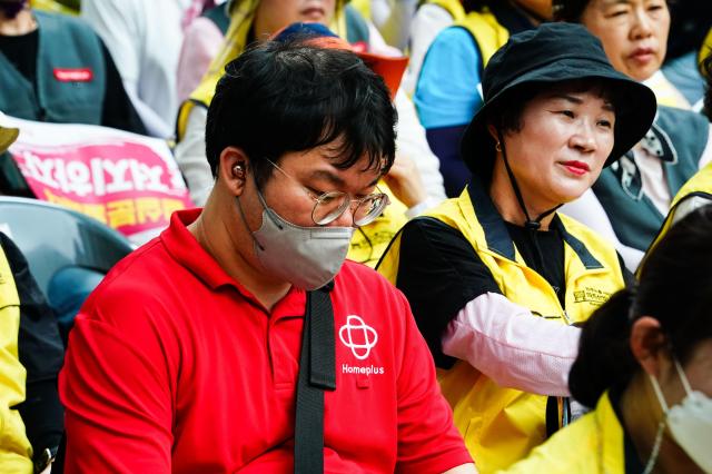 A protester wearing a Homeplus T-shirt attends a demonstration against the companys split-sale outside MBK Partners headquarters in Jongno Seoul Aug 22 2024 AJU PRESS Park Jong-hyeok