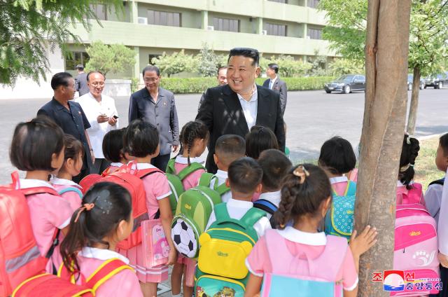 김정은 북한 국무위원장이 지난 16일 평양 425여관을 찾아 수해지역 학생들을 위한 교육준비정형을 요해파악했다고 조선중앙통신이 17일 보도했다 사진연합뉴스