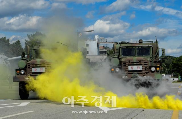 22일 오전 동해 군항에서 을지 자유의 방패UFS 연습의 일환으로 육군 23여단 화생방소대와 합동 화생방 훈련을 실시하고 있다사진해군1함대