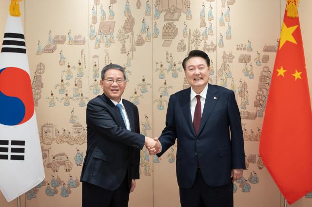 리창 중국 국무원 총리와 악수하는 윤석열 대통령 사진연합뉴스