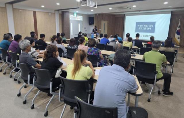 완주군이 22일 다문화 가족들과 고용 농가주 40여명을 대상으로 필수교육을 실시하고 있다사진완주군