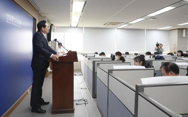 22일 정부세종청사에서 통상정책 로드맵 브리핑하고 있는 정인교 산업통상자원부 통상교섭본부장 사진산업통상자원부