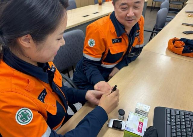 포항제철소 산업보건센터 전담 간호사가 스테인리스 3제강공장을 방문해 혈당을 측정하고 있다 사진포항제철소