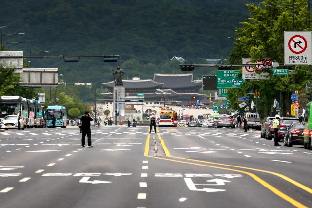 Vehicles halted during a civil defense training on the road in front of Seoul City Hall on Aug 22 2024 AJU PRESS Kim Dong-woo