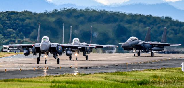 지난 20일 오전 공군 제11전투비행단 F-15K 전투기들이 훈련에 앞서 지상활주하고 있는 모습 사진공군