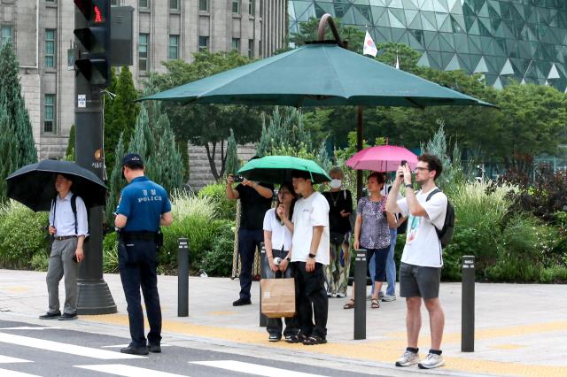 Vehicles halted and citizens stopped during a civil defense training on the road in front of Seoul City Hall on Aug 22 2024 AJU PRESS Kim Dong-woo