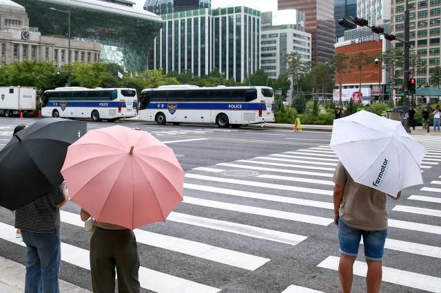 Vehicles halted and citizens stopped during a civil defense training on the road in front of Seoul City Hall on Aug 22 2024 AJU PRESS Kim Dong-woo