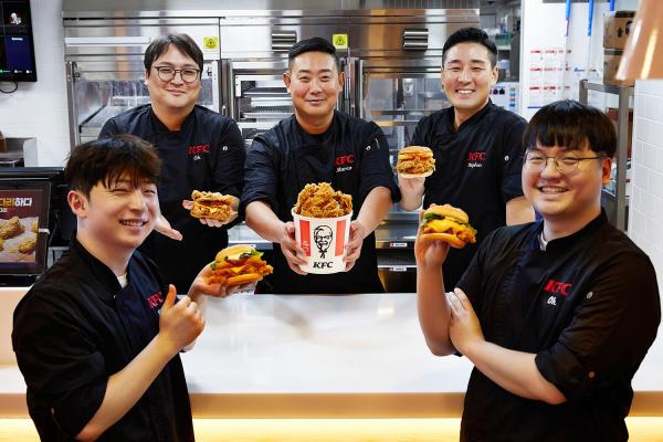 서울 송파구에 있는 KFC 본사 건물로 확장 이전한  KFC 이노베이션 RD 센터에서 직원들이 제품을 들고 사진을 찍고 있다 사진KFC