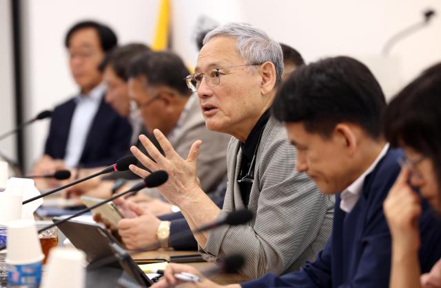 유인촌 문화체육관광부 장관이 21일 서울 종로구 국립현대미술관 서울관에서 열린 문화체육관광부 소속기관장회의에서 발언하고 있다 사진문화체육관광부