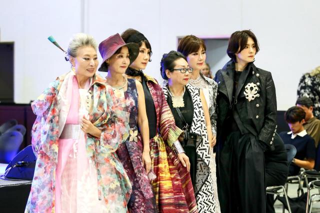 Fashion show models pose for a commemorative photo at the Hand Arti Korea exhibition at COEX in Seoul on Aug 22 2024 AJU PRESS Kim Dong-woo