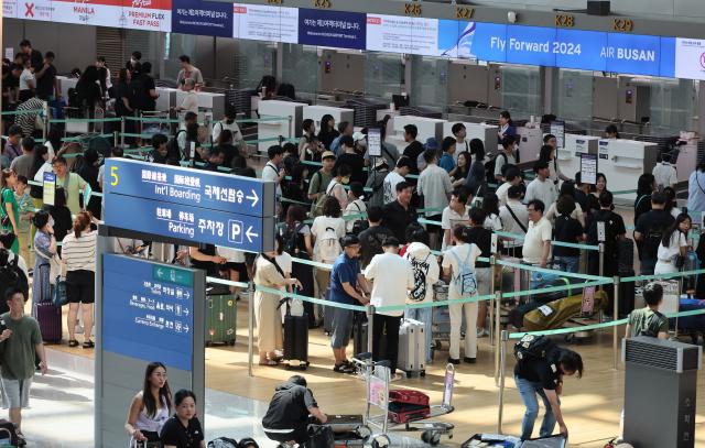 4일 인천국제공항 1터미널 출국장이 휴가철을 맞아 해외로 떠나려는 여행객들로 붐비고 있다 사진연합뉴스