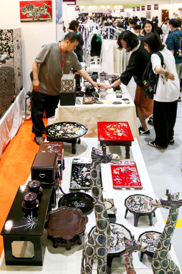 Visitors view handmade products at the Hand Arti Korea exhibition at COEX in Seoul on Aug 22 2024 AJU PRESS Kim Dong-woo