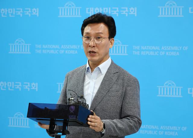 더불어민주당 김민석 의원이 13일 오전 국회 소통관에서 열린 기자회견 뒤 이어진 백브리핑에서 전당대회 투표 참여와 밀정정치 척결과 관련해 추가 설명을 하고 있다 사진연합뉴스