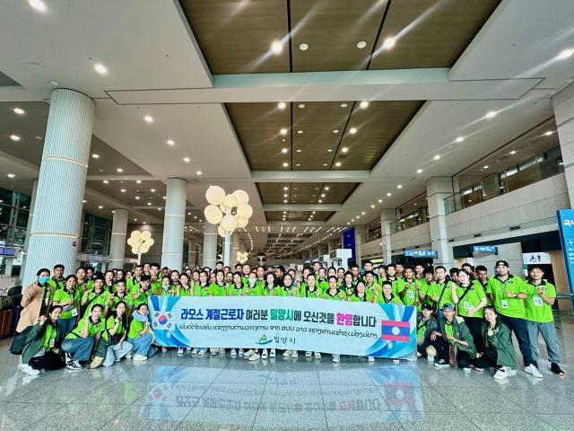 지난 22일 라오스 계절근로자가 입국 기념 촬영 모습사진밀양시