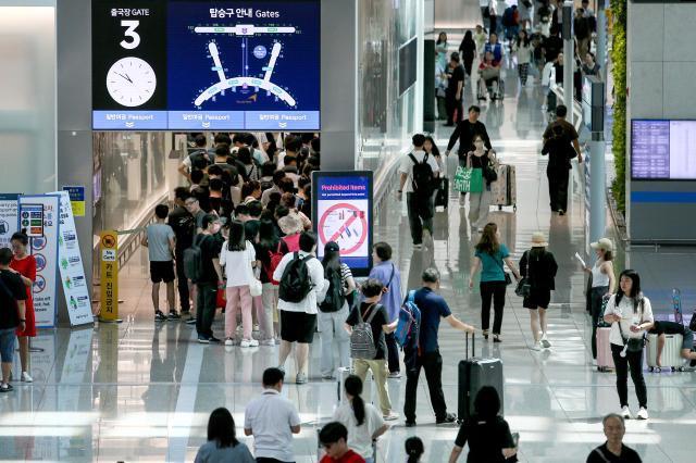 Travelers queue for departure at Incheon International Airport Terminal 1 AJU PRESS Kim Dong-woo