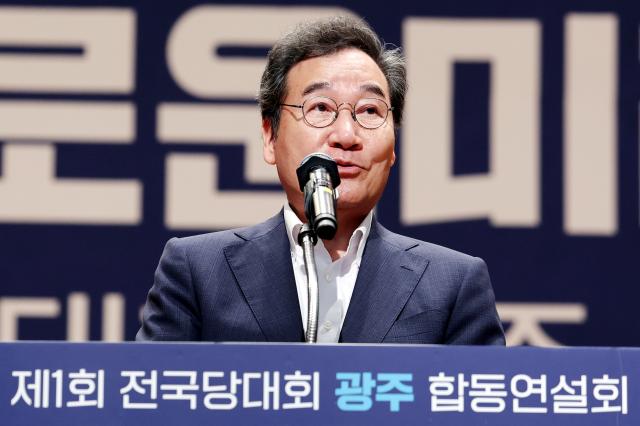 3일 오후 광주 서구 김대중컨벤션센터에서 열린 새로운미래의 제1회 전국당대회 합동연설회에서 이낙연 전 대표가 인사말하고 있다 사진연합뉴스